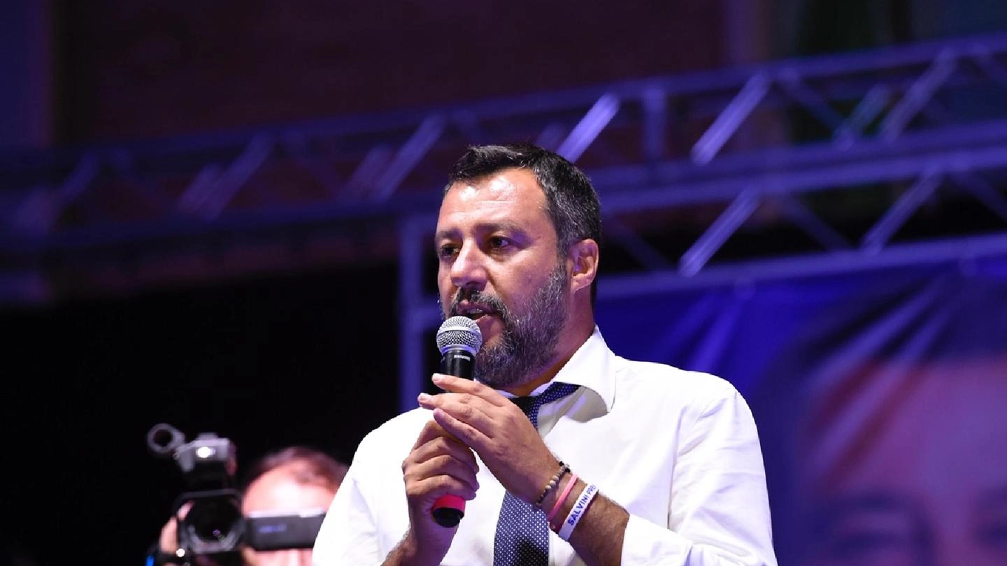 Il comizio di Salvini a Sabaudia (Ansa)