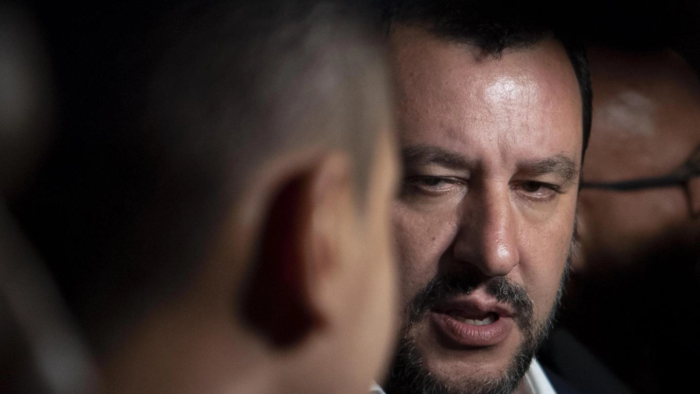 Rifiuti, scontro tra Di Maio (di spalle) e Salvini (Ansa)