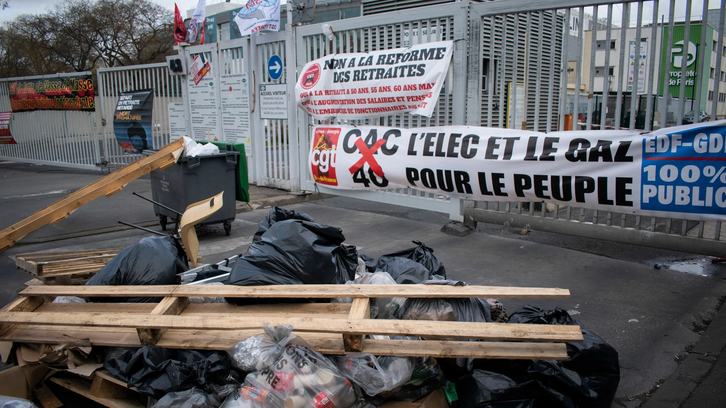 Cumuli di spazzatura in una strada di Parigi