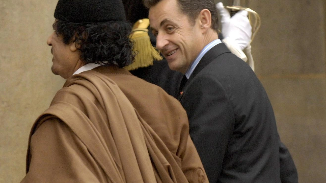 Nicolas Sarkozy e Muammar Gheddafi nel dicembre del 2007 (Ansa)