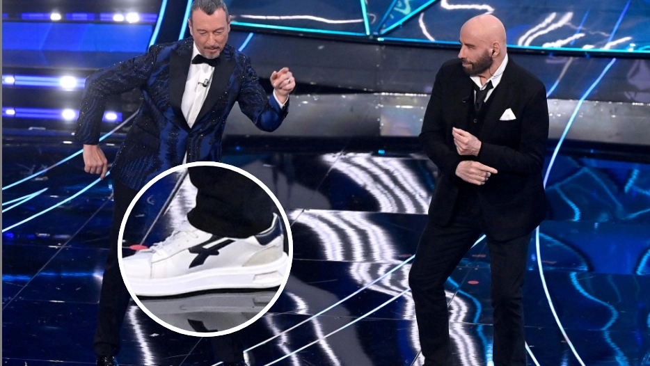 John Travolta sul palco di Sanremo, nel tondo un particolare delle scarpe (foto Ansa)