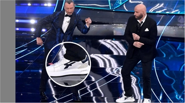 Che scarpe ha indossato John Travolta a Sanremo e perché hanno sollevato un polverone