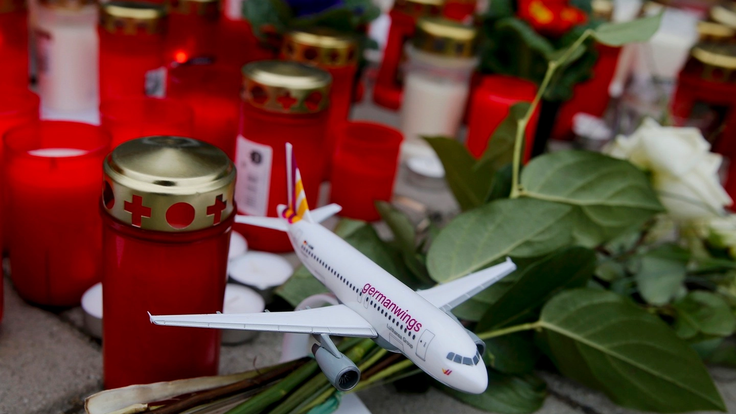 Fiori e candele in memoria delle vittime dell'Airbus (lapresse)