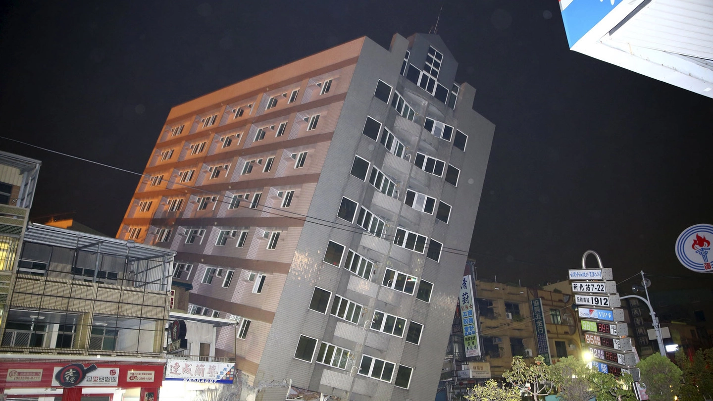 Tainan, palazzi crollati o inclinati dalla forte scossa di terremoto (Reuters)