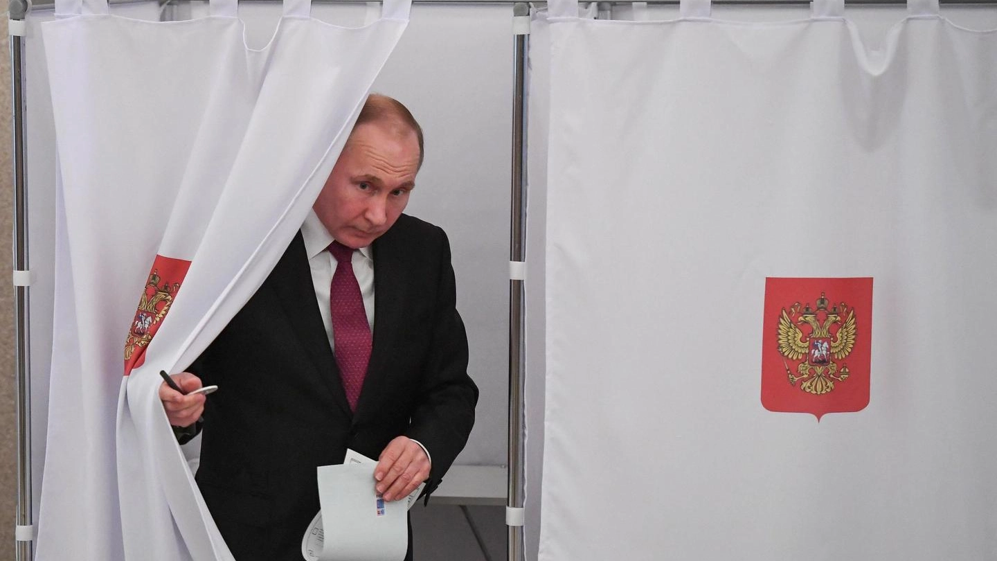  Vladimir Putin al voto (Ansa)