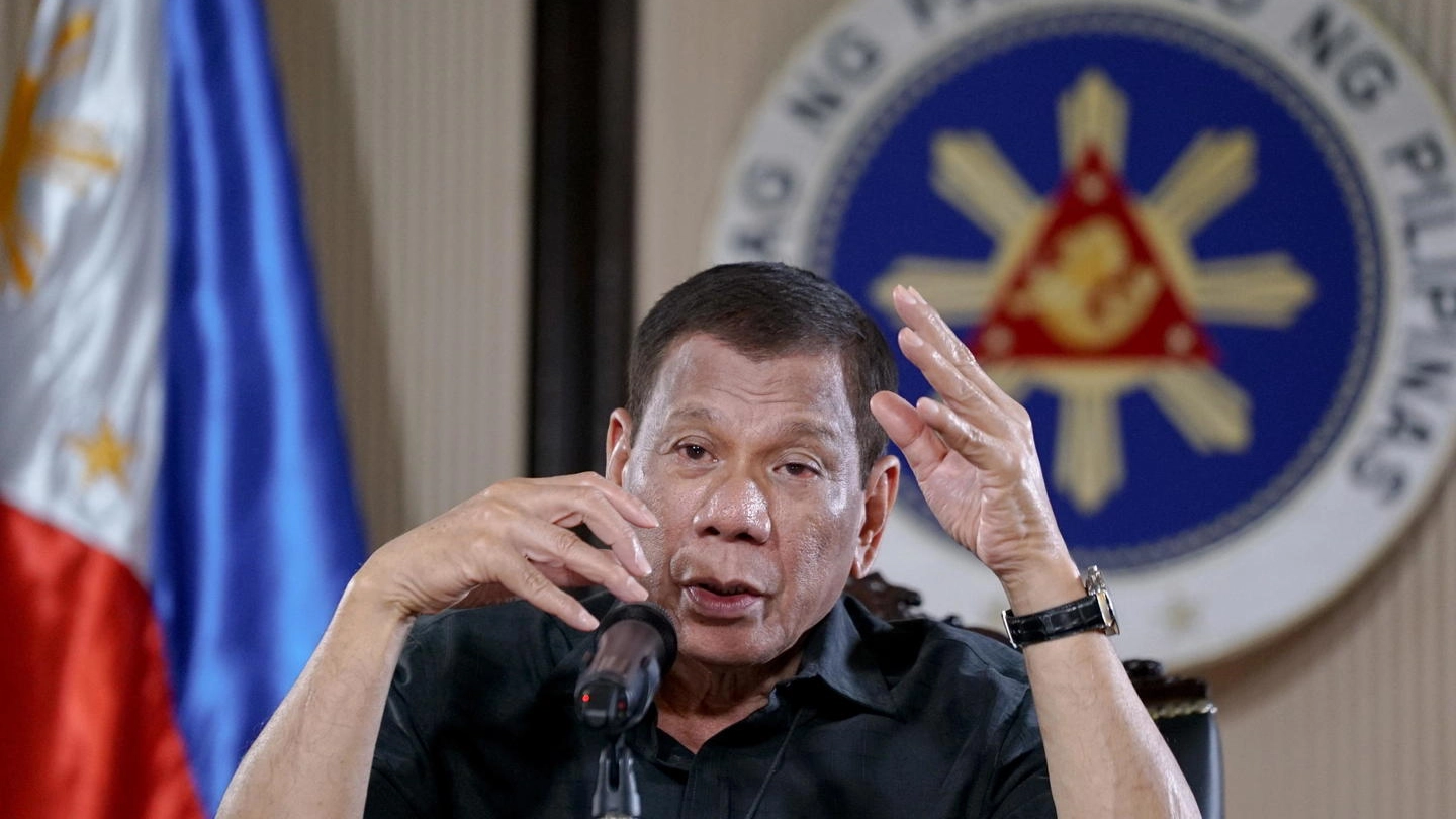 Rodrigo Duterte in tv: "Sparate a chi viola la quarantena" (Ansa)
