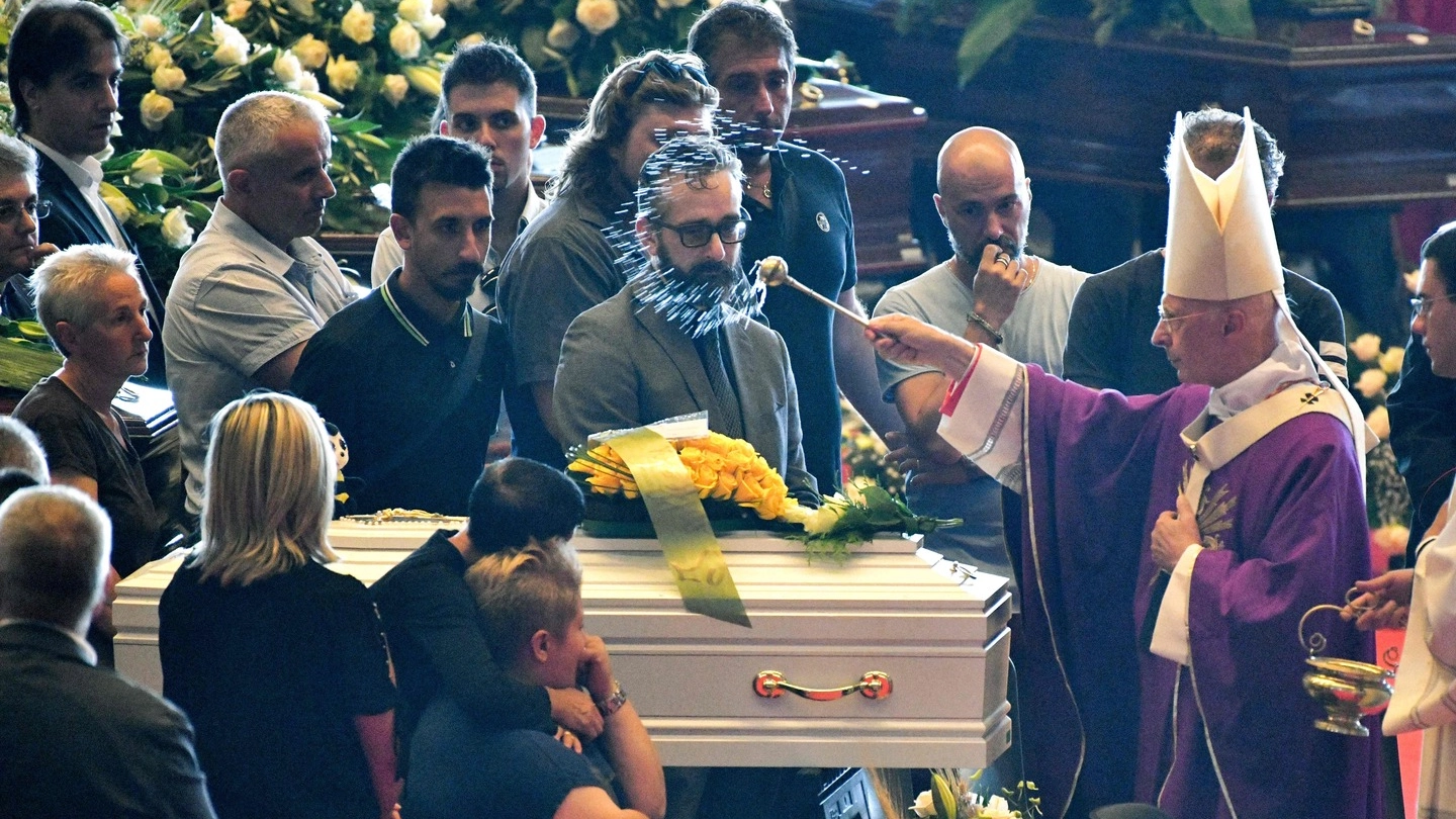 Genova, i funerali di Stato delle vittime con il cardinale Angelo Bagnasco (Lapresse)