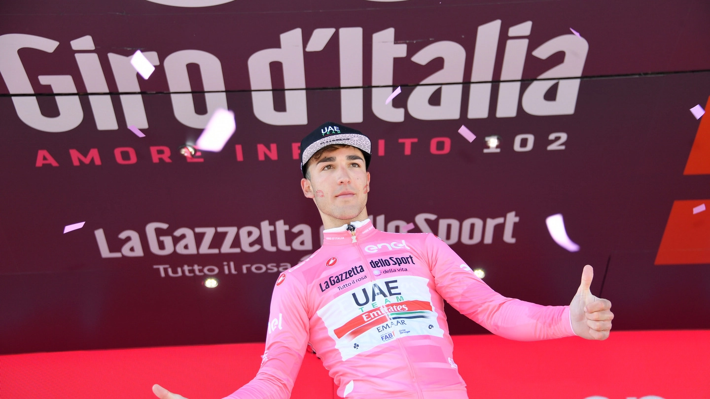 Valerio Conti è la nuova maglia rosa (LaPresse)