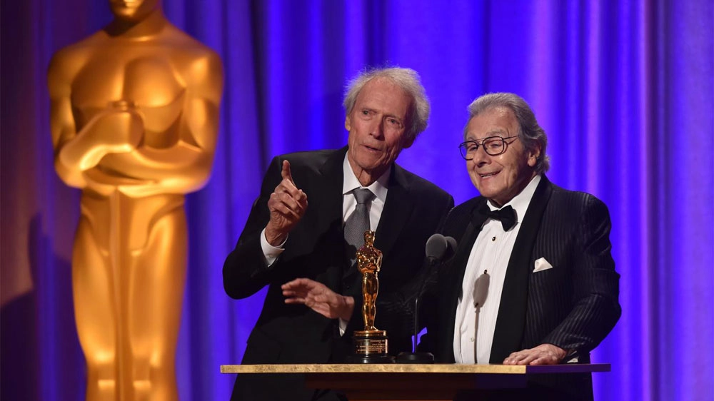 Clint Eastwood consegna al compositore Lalo Schifrin l'Oscar onorario 2018