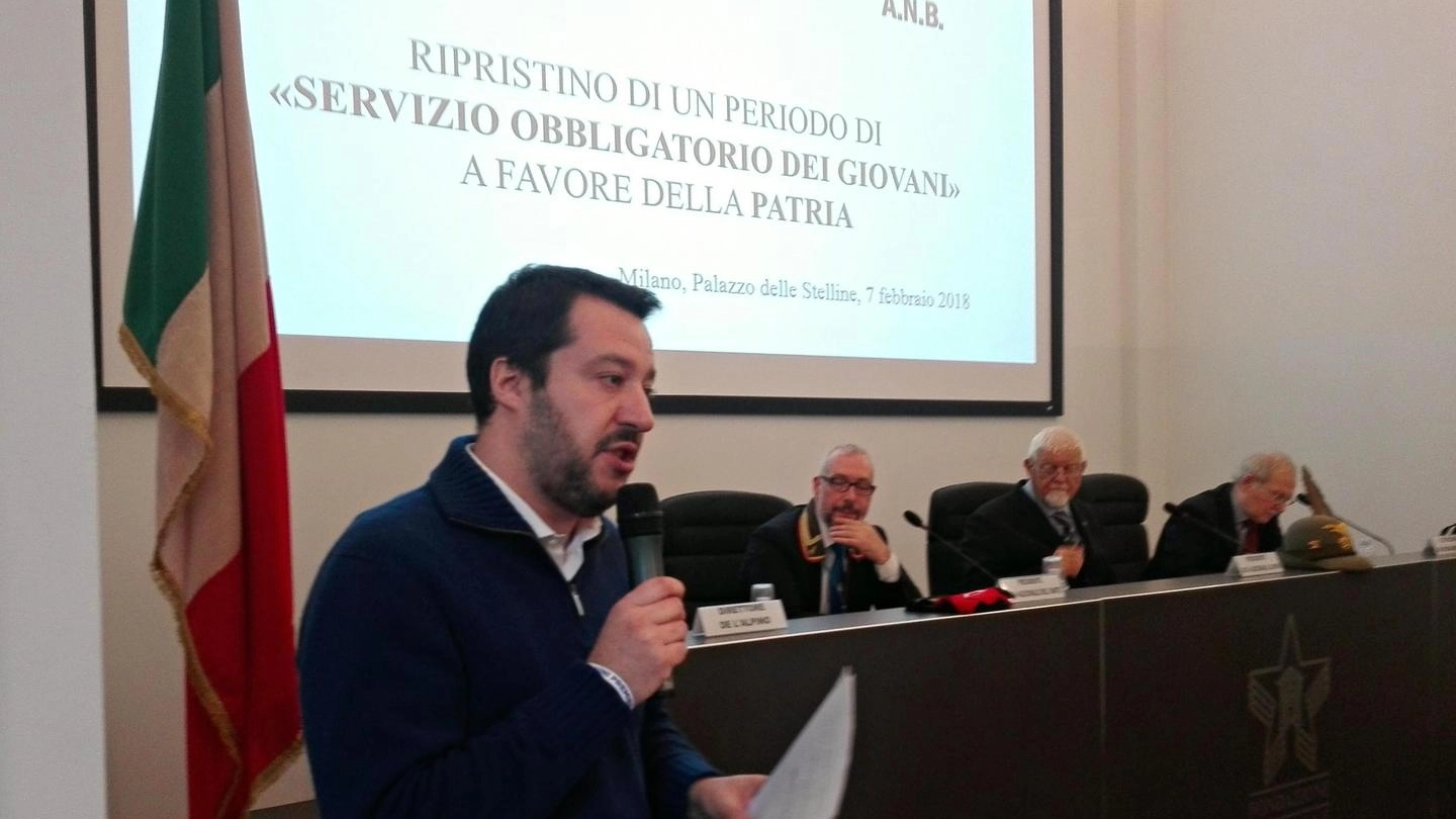 Matteo Salvini all'incontro che chiede il ripristino della naja (Ansa)
