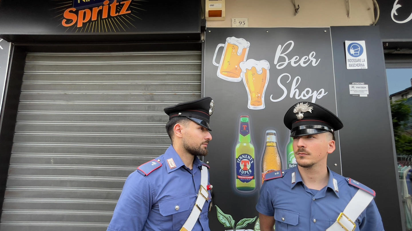 Carabinieri davanti al bar della sparatoria 