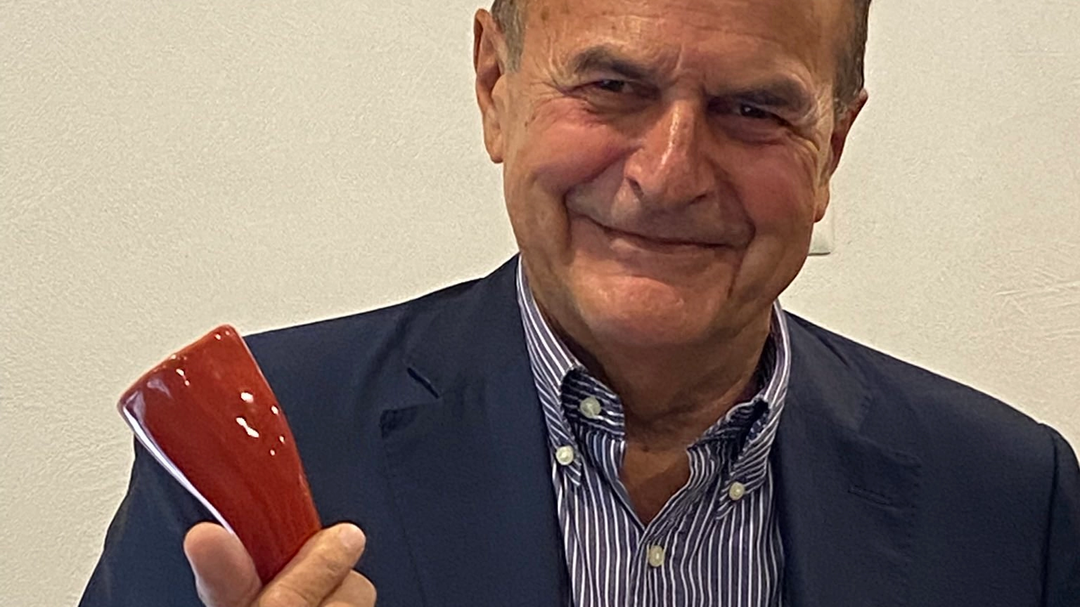 Pier Luigi Bersani con il corno rosso in mano