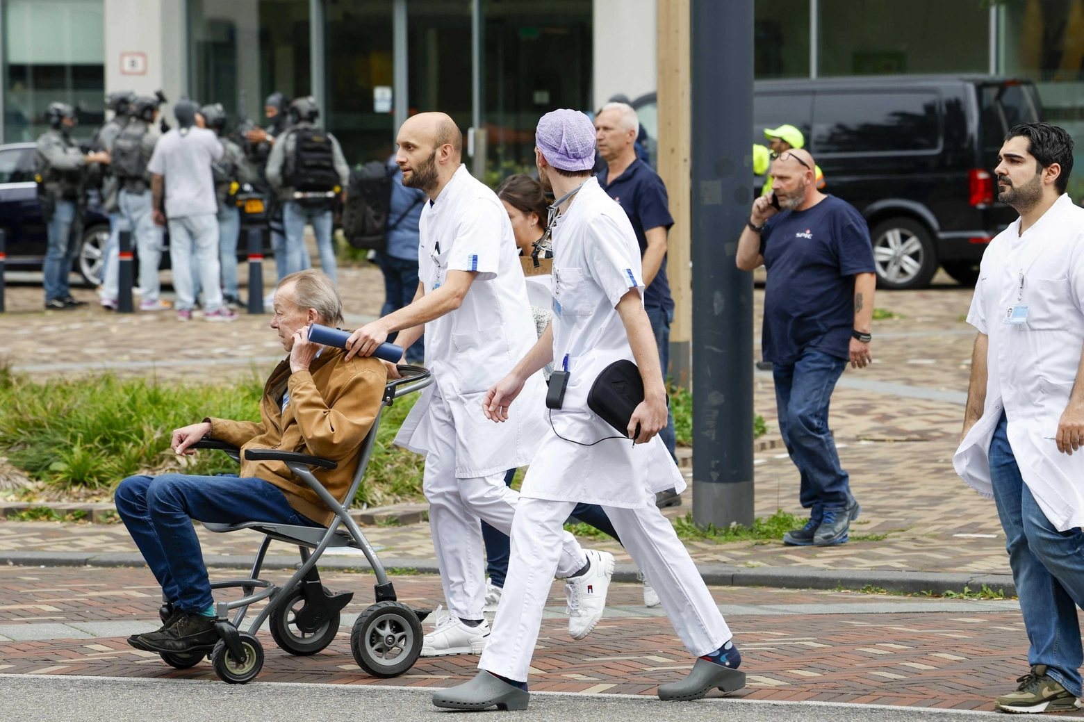 epa10887859 Medical staff leave the Erasmus MC Rotterdam hospital on Rochussenstraat, which has been cordoned off after two shooting incidents in Rotterdam, Netherlands, 28 September 2023. An unknown person wearing combat clothing shot at people first in an apartment and after in the hospital, the police announced.  EPA/BAS CZERWINSKI
