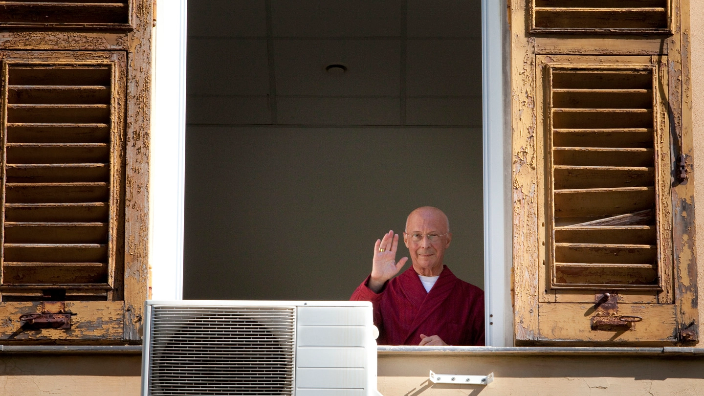 Il cardinale Angelo Bagnasco saluta dalla finestra dell'ospedale Galliera di Genova(Dire)