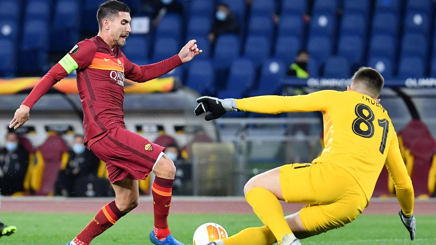 Lorenzo Pellegrini supera Trubin per il gol dell'1-0 della Roma (Ansa)