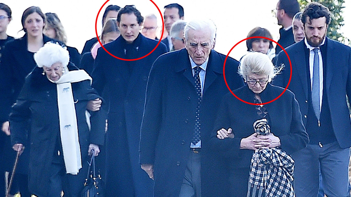 25 febbraio 2019, funerali di Marella Caracciolo Agnelli: cerchiati in rosso, John Elkann e la madre Margherita Agnelli