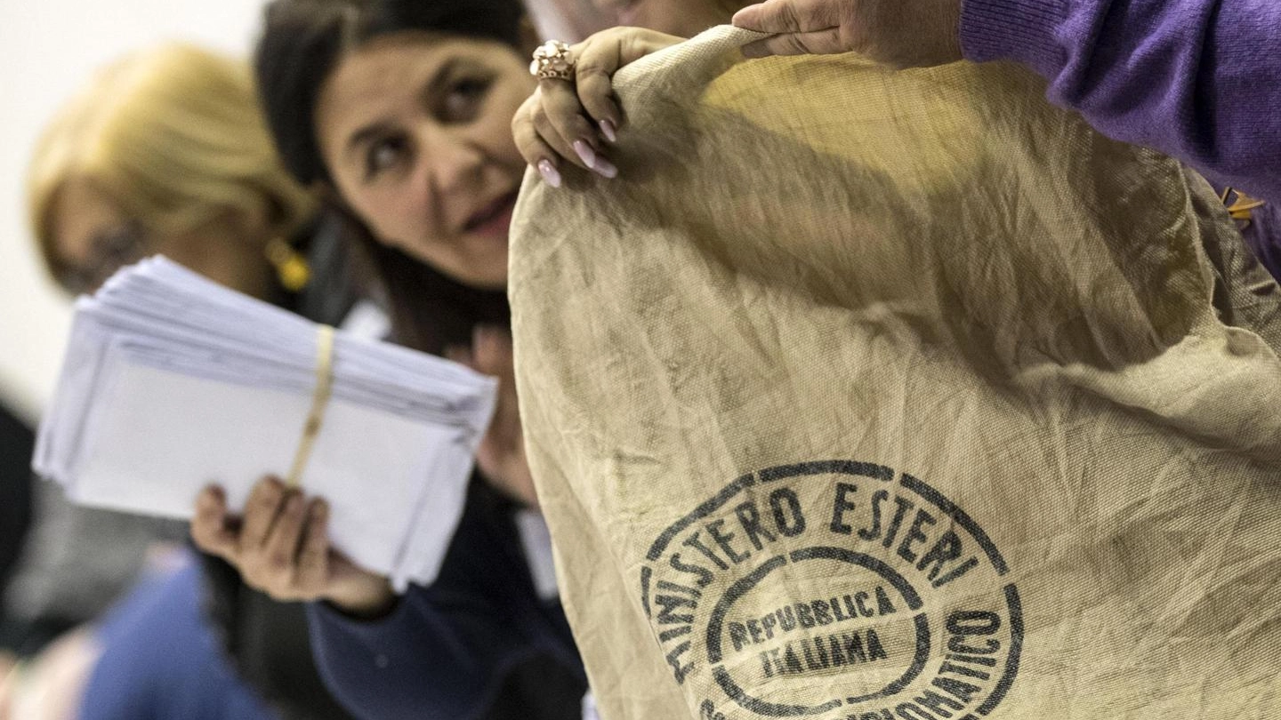Referendum, l'arrivo dei sacchi con i voti degli italiani all'estero (Ansa)