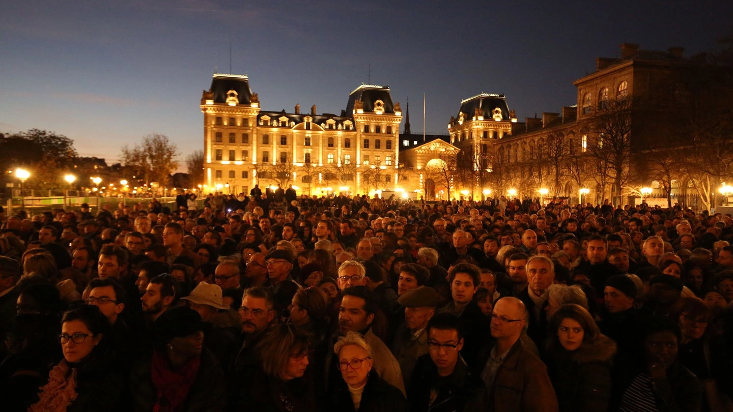 Parigi, messa in memoria delle vittime a Notre Dame (LaPresse)