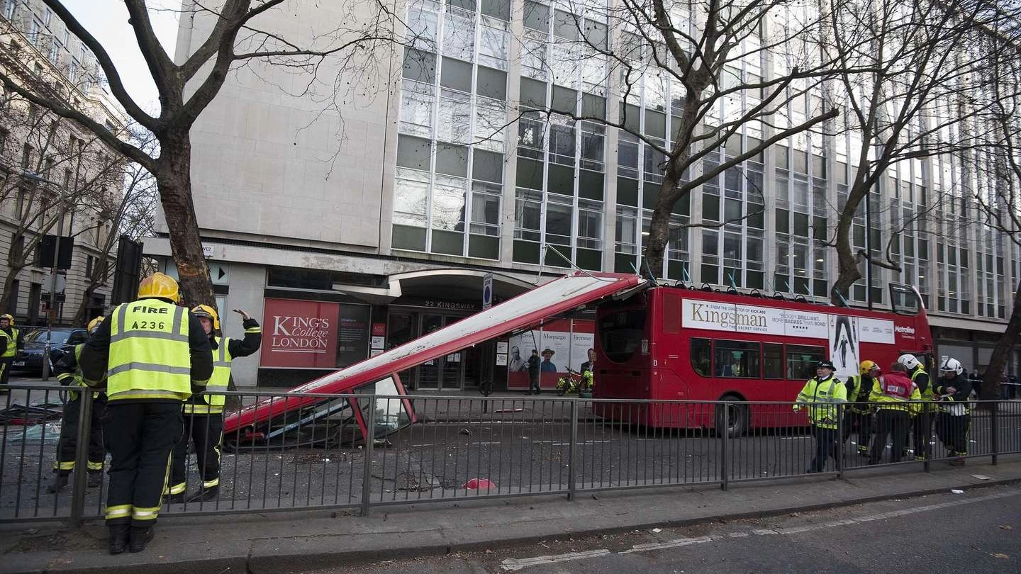 Londra, bus a due piani scoperchiato da un ramo (Olycom)