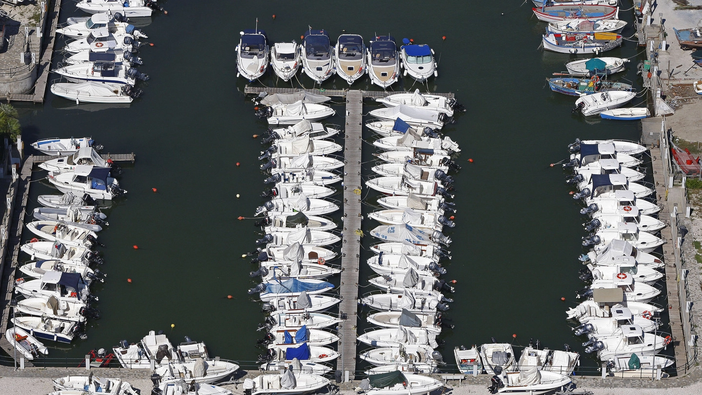 Una veduta delle barche ormeggiate nel porto turistico di Ostia (Ansa)