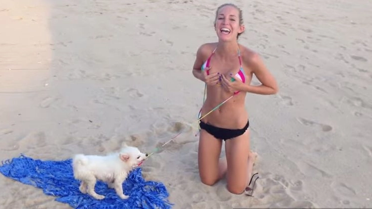 Kendra Moriah e la divertente 'lite' con il cagnolino per difendere il bikini