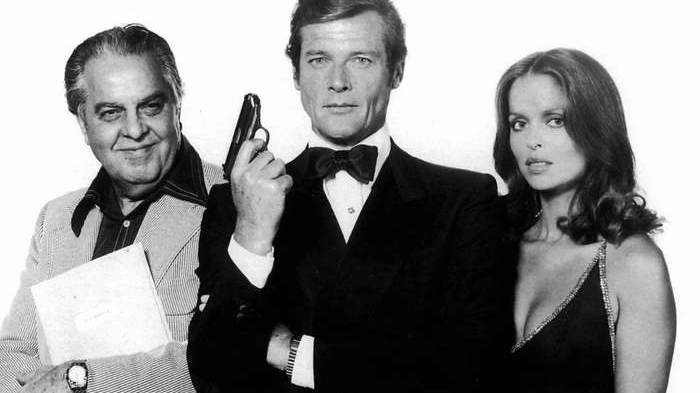 Roger Moore con Cubby Broccoli e Barbara Bach in posa da 007 - foto Olycom