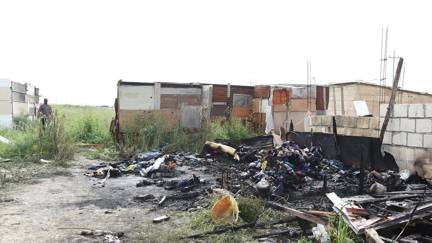 Foggia, una baracca distrutta dalle fiamme in un precedente incendio (Ansa)
