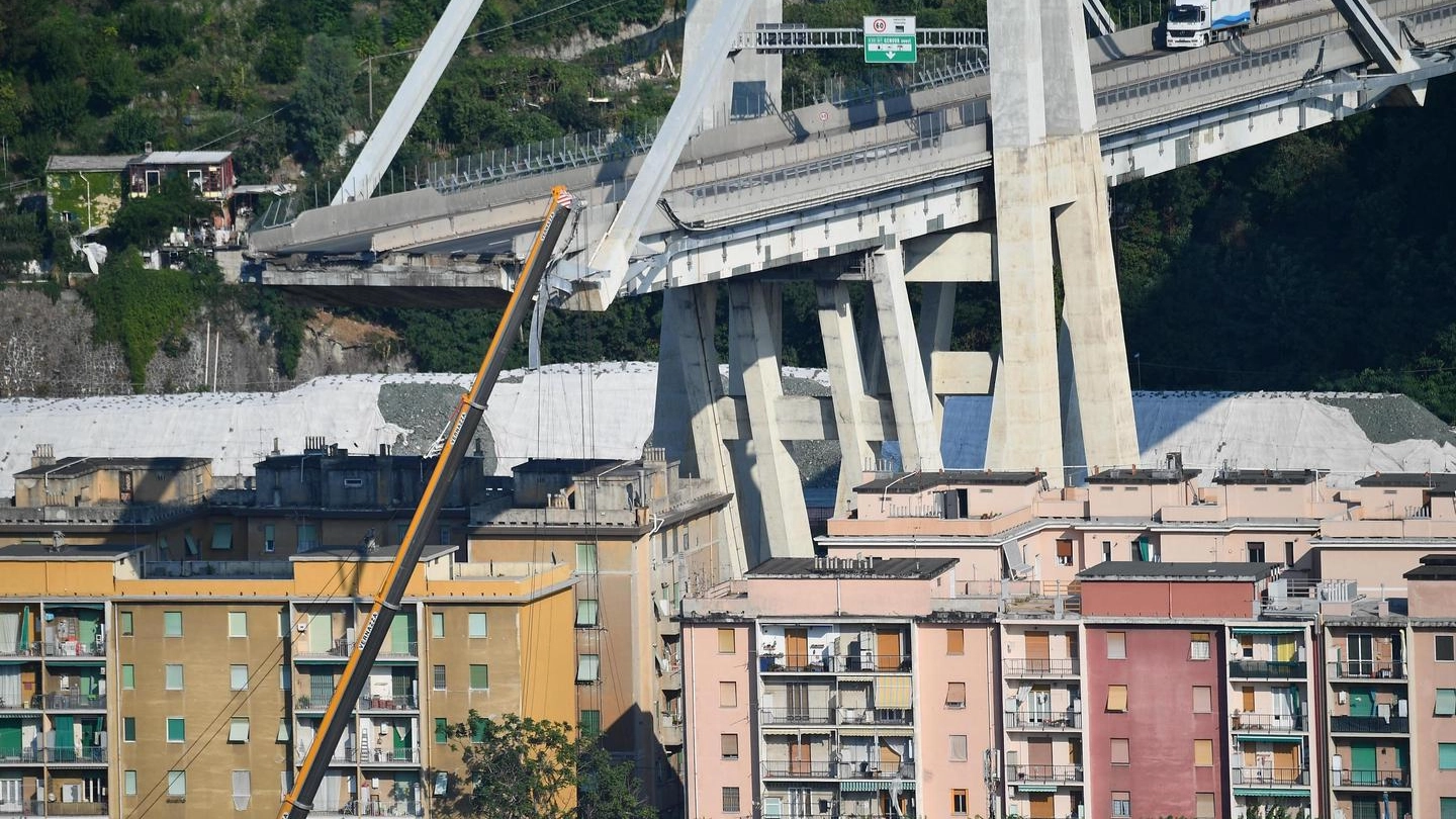 Genova, il ponte Morandi crollato (Ansa)