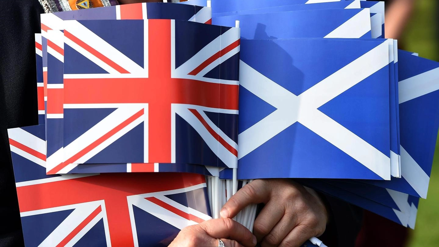 La Union Jack e la bandiera scozzese (Ansa)