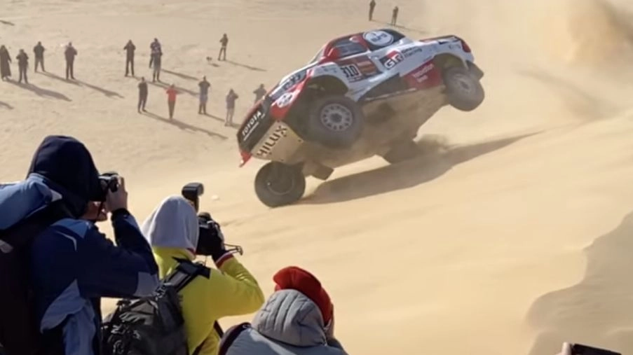 La Toyota di Alonso e Coma si ribalta due volte su una duna