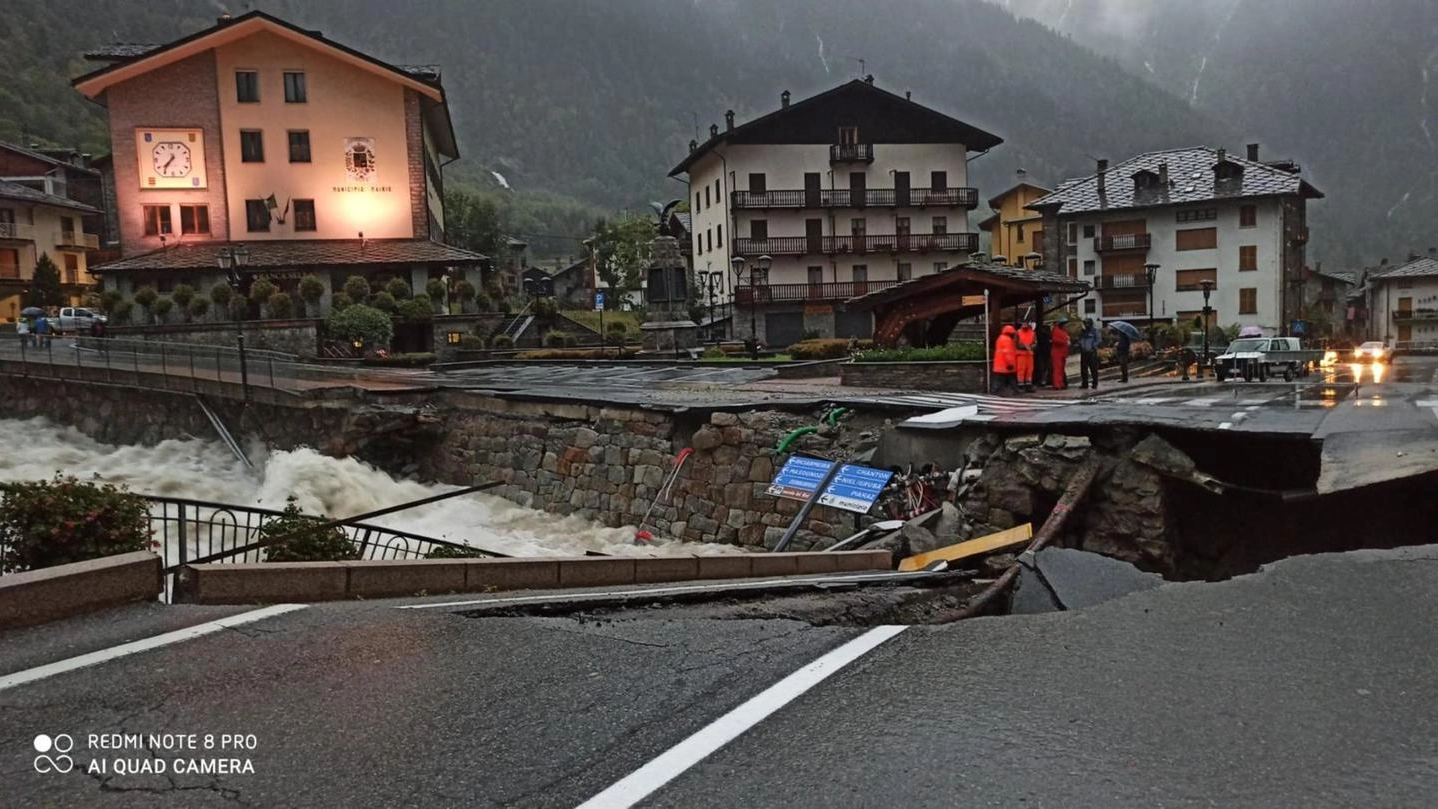 Valle d'Aosta, ponte di Gaby crolla per il maltempo (Ansa)