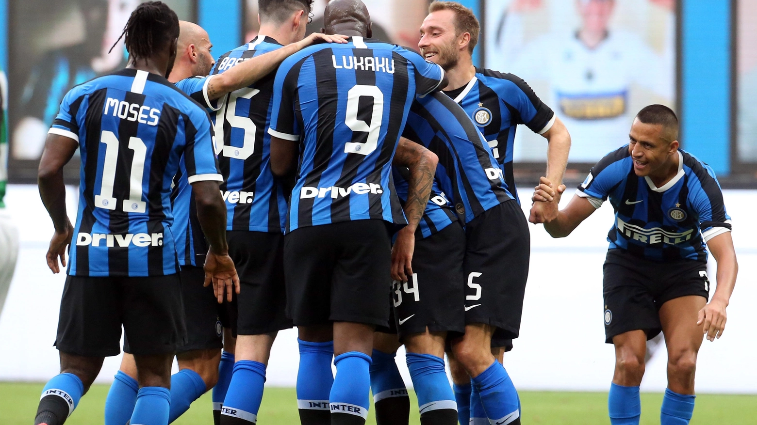 L'Inter esulta dopo un gol (Ansa)