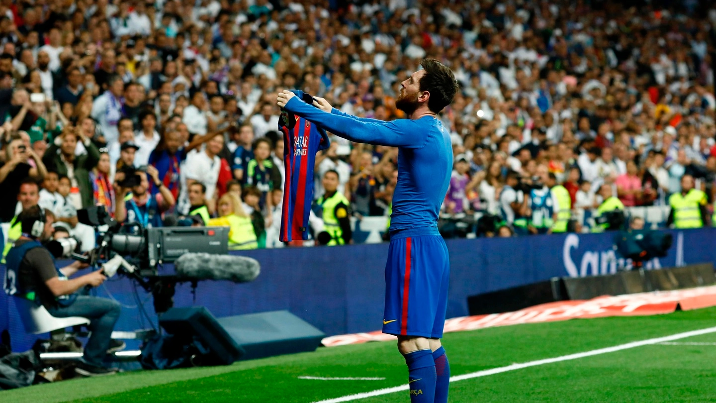 Messi mostra la sua maglia al Bernabeu dopo il gol del 3-2 al Real Madrid (Afp)