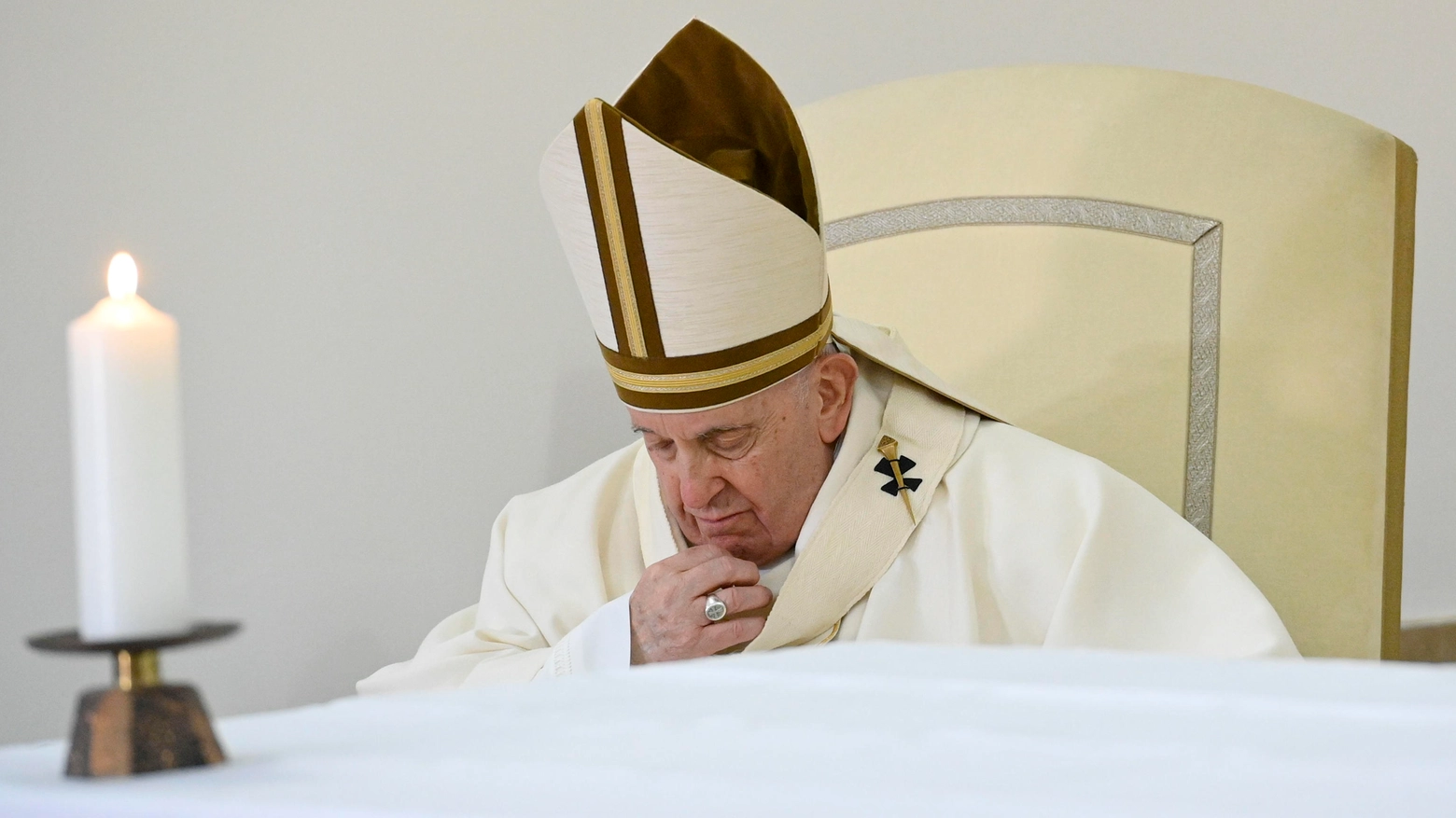 Il Papa alla lavanda dei piedi del Giovedì Santo (Ansa)