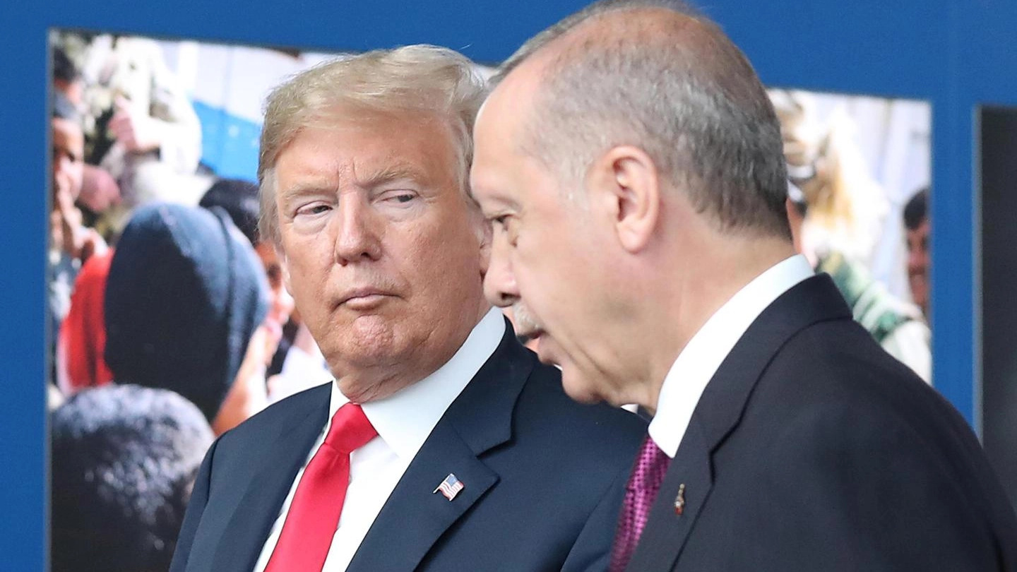 Crollo lira turca, Trump ed Erdogan in una foto di luglio (Ansa)
