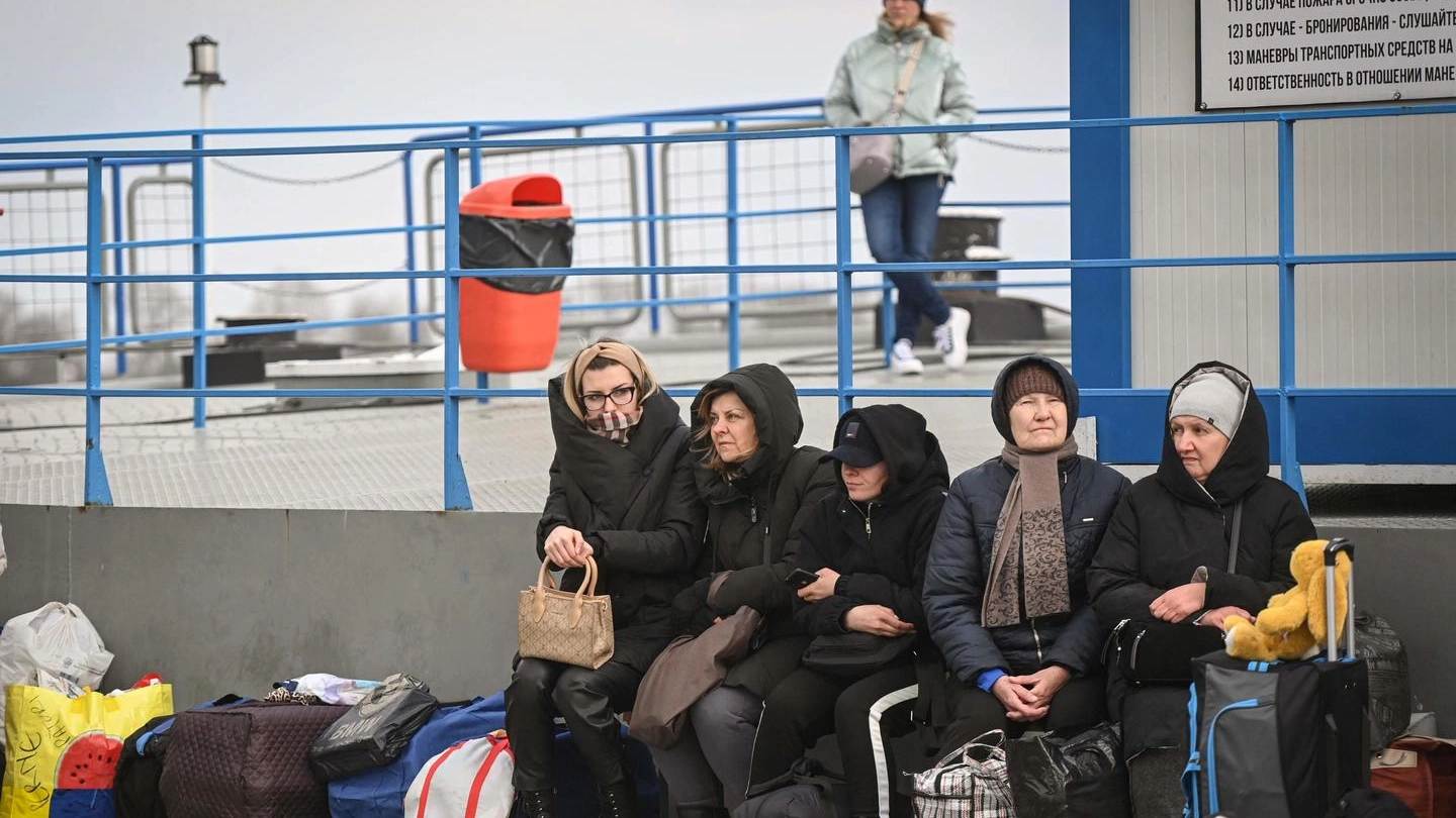Rifugiati ucraini al confine tra Russia e Romania (Ansa)