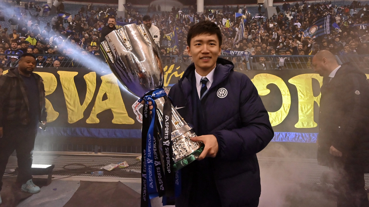 Steven Zhang, presidente dell'Inter, con la Supercoppa italiana (Alive)