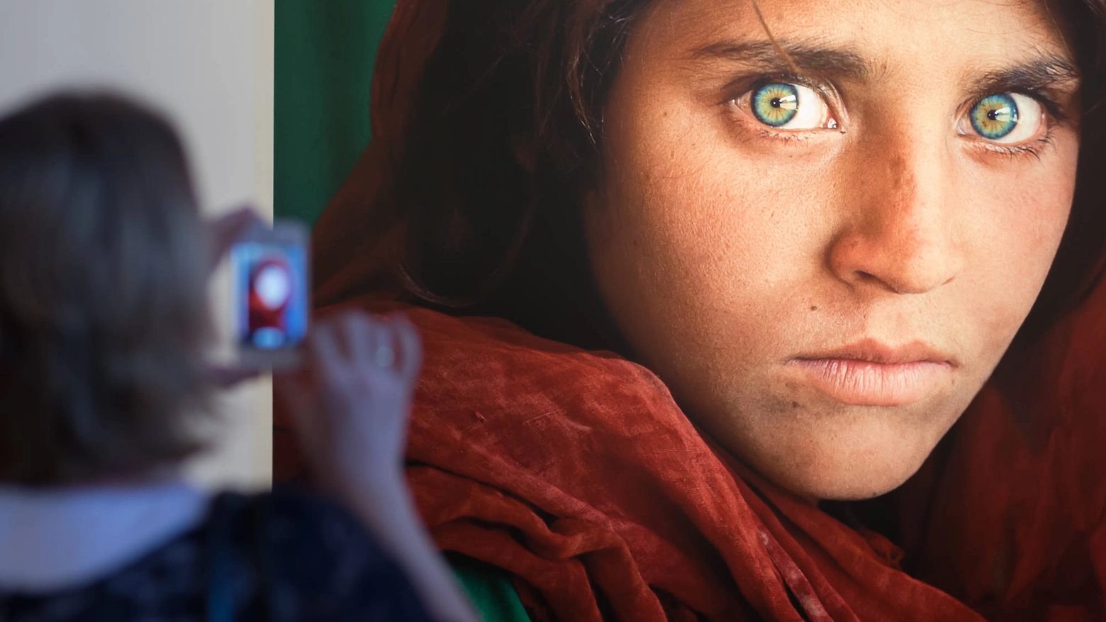 La 'ragazza afgana' di Steve McCurry (Olycom)