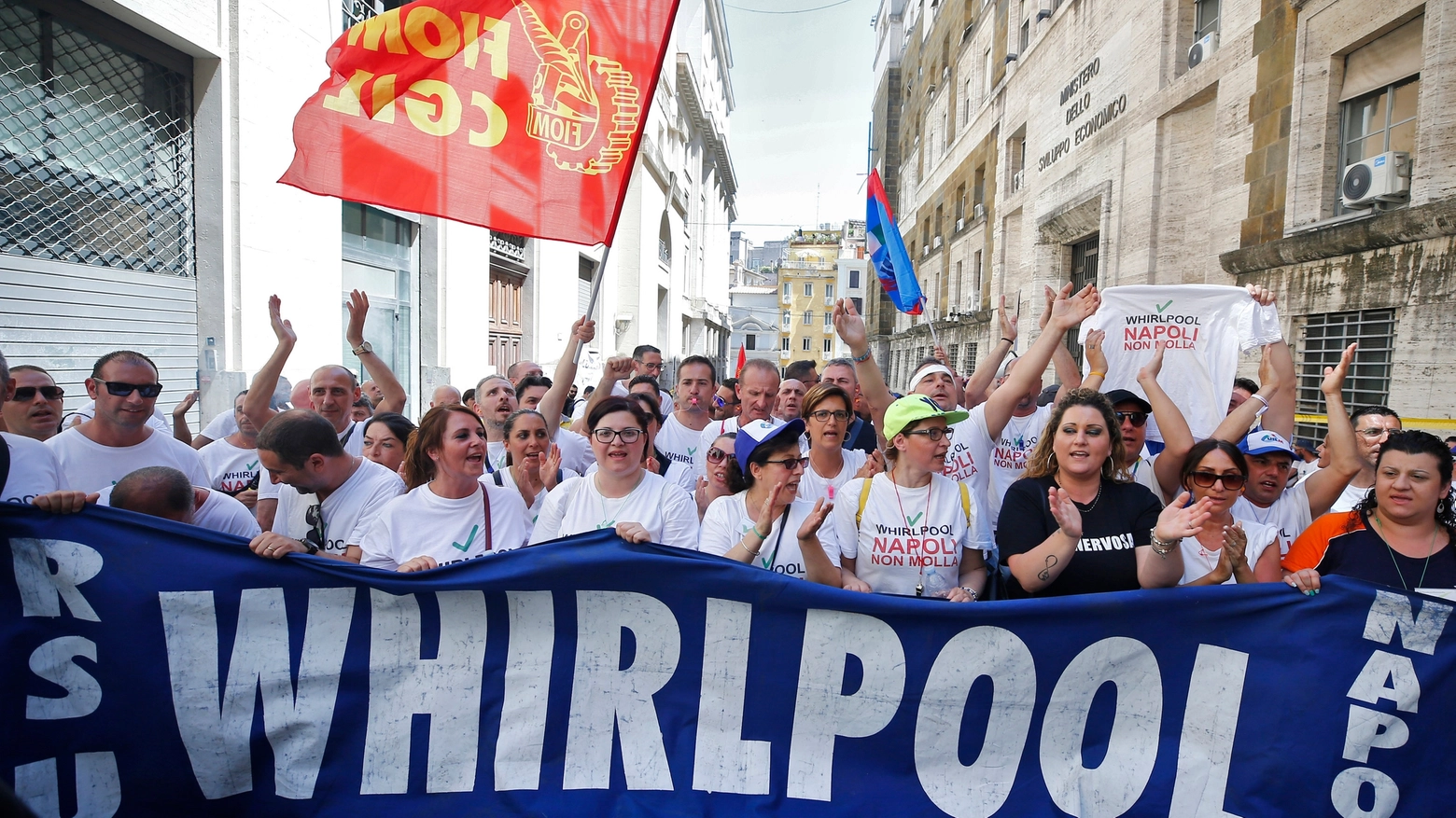 Le proteste dei lavoratori Whirlpool a Napoli (Lapresse)