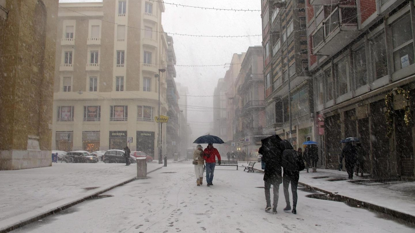 Previsioni meteo, la neve e il gelo sull'Italia. Nella foto Bari (Ansa)
