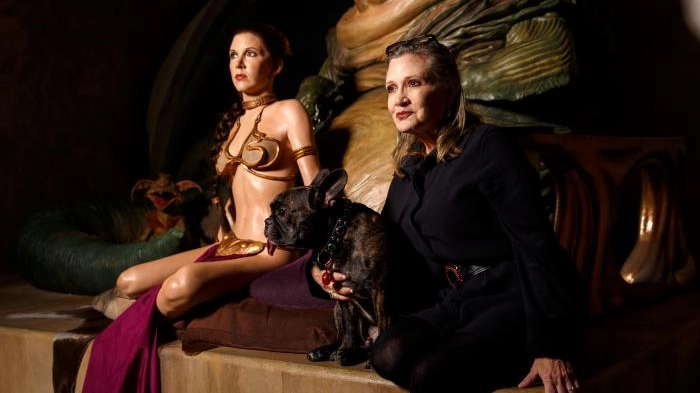Carrie Fisher al Madame Tussauds di Londra. Accanto la statua del suo personaggio (Olycom)