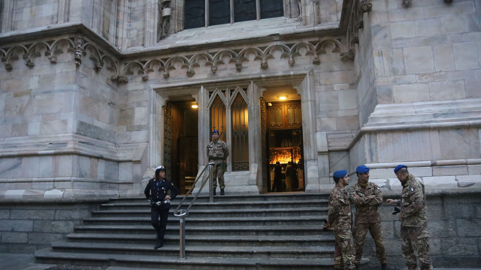 Forze dell'ordine controllano il Duomo di Milano