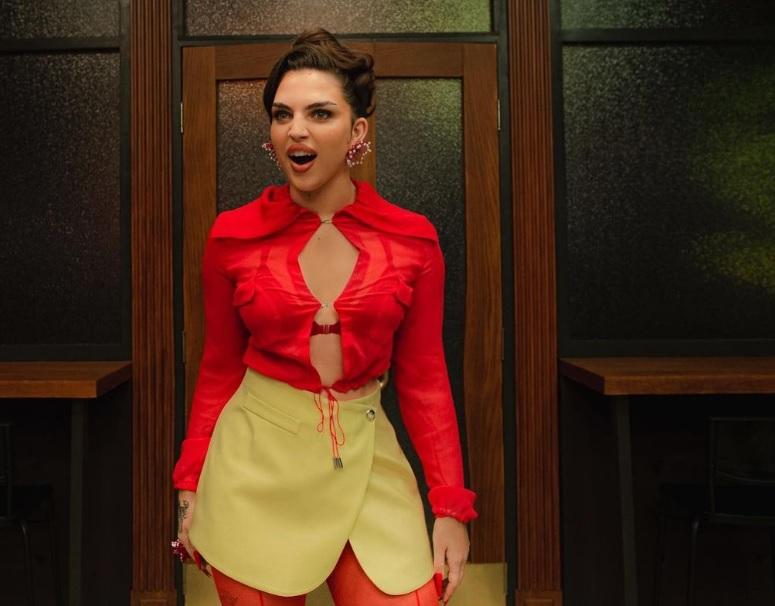 Mae Muller, chi è la cantante che rappresenta il Regno Unito all