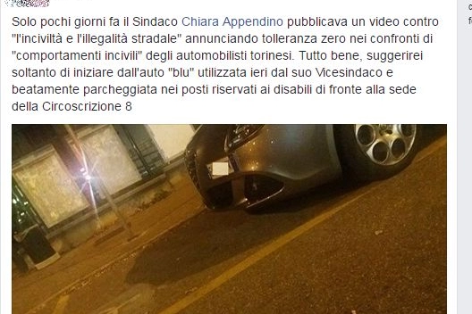 L'auto di servizio del vicesindaco di Torino parcheggiati nel posto disabili (Facebook)