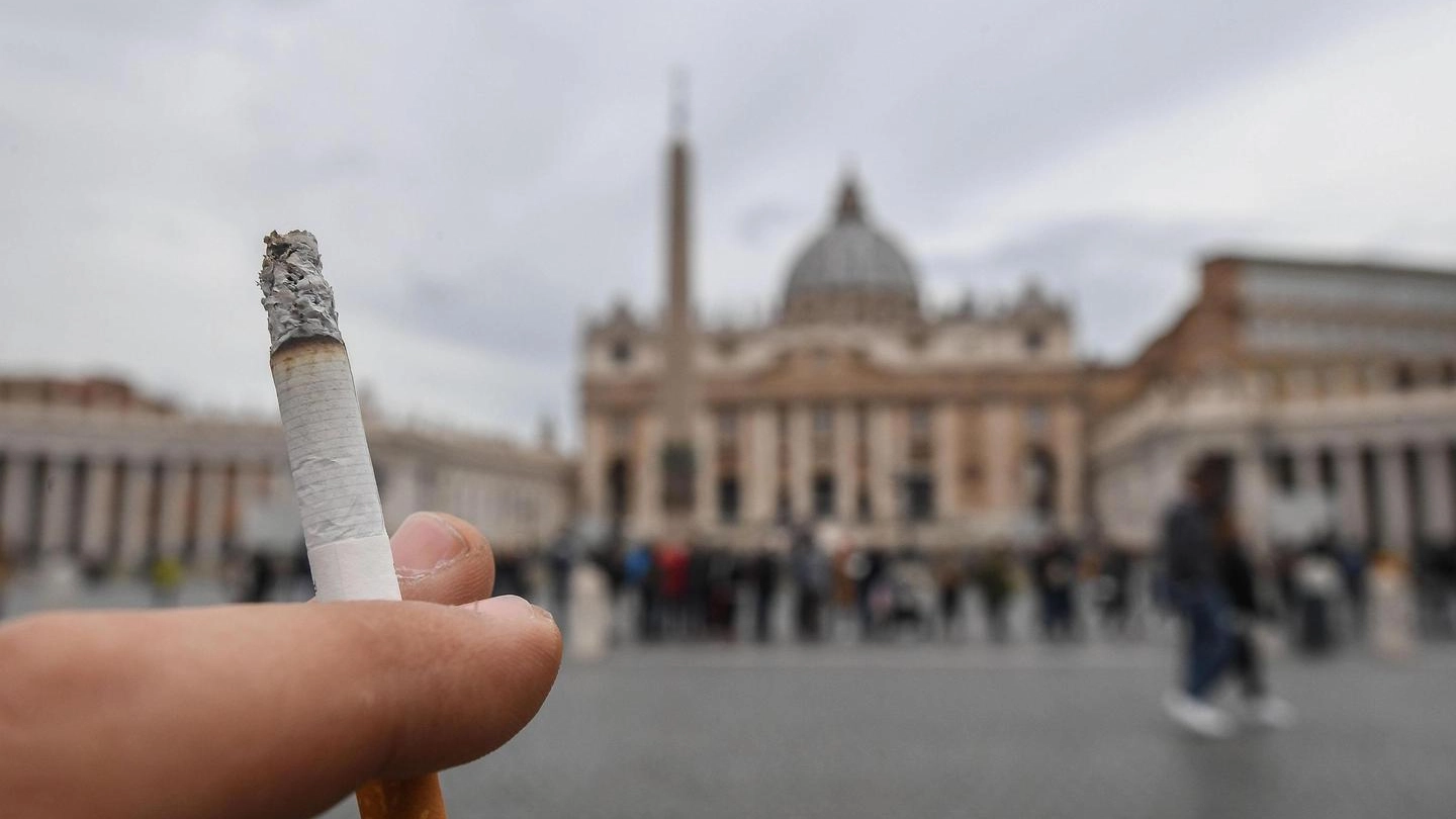 Papa Francesco: dal 2018 stop a vendita di sigarette ai dipendenti vaticani (Ansa)