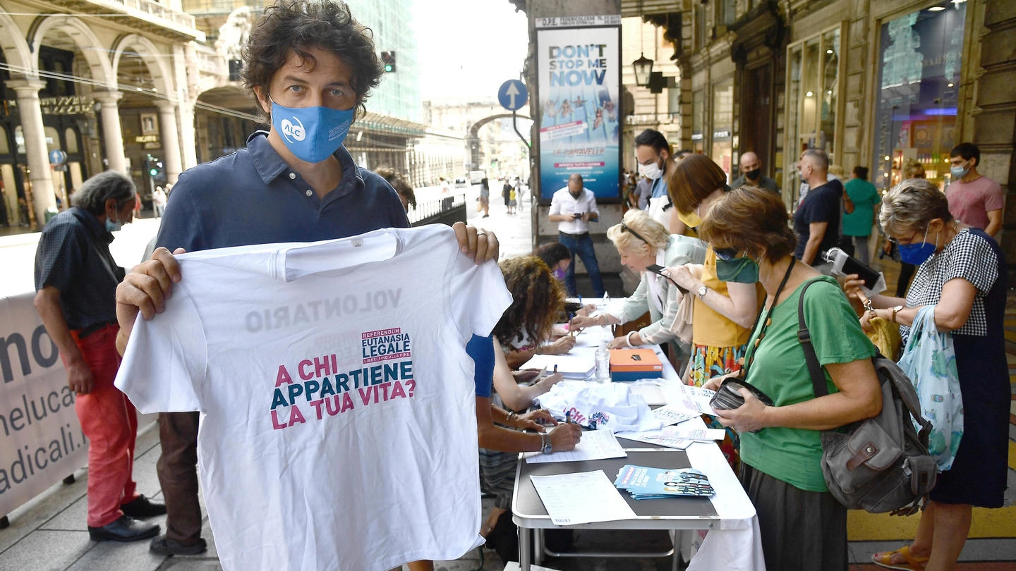Marco Cappato durante la raccolta firme per il referendum sull'eutanasia (Ansa)