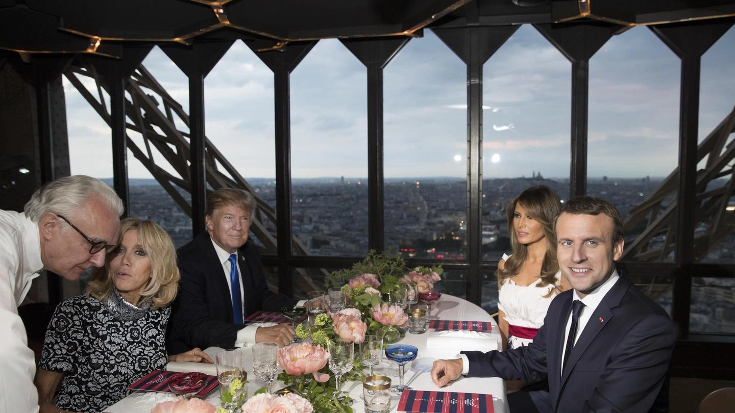 Cena sulla Tour Eiffel per i Trump e i Macron (Ansa)