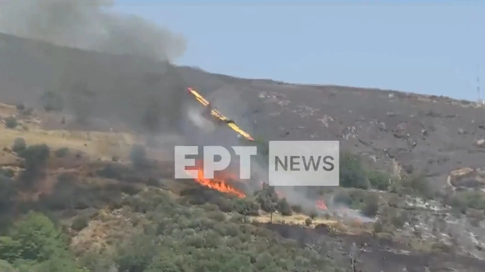 Aerero anti incendio precipita sull'isola di Evia: le immagini della tv pubblica greca