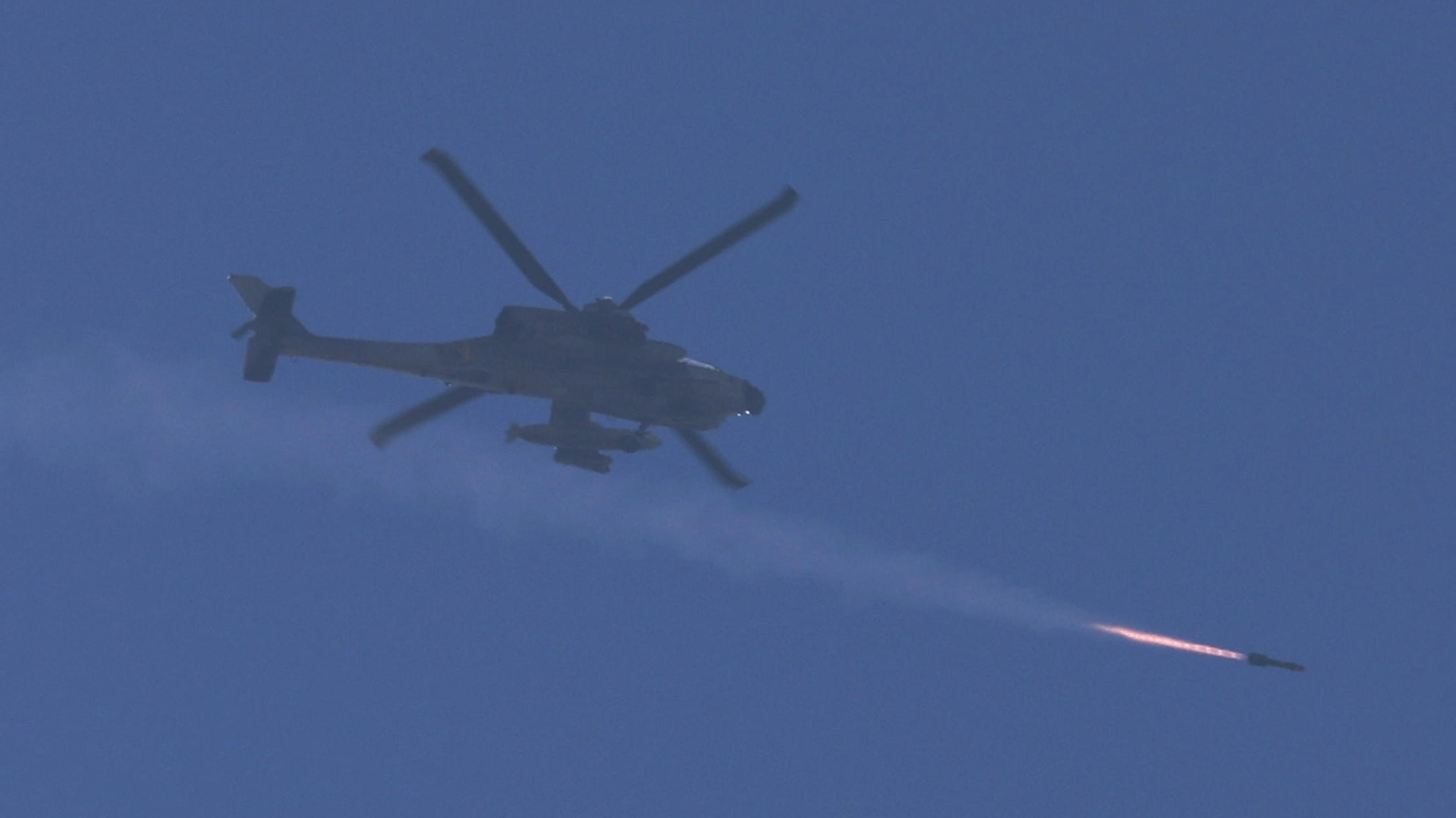 Un elicottero israeliano in azione nella Striscia di Gaza (Ansa)