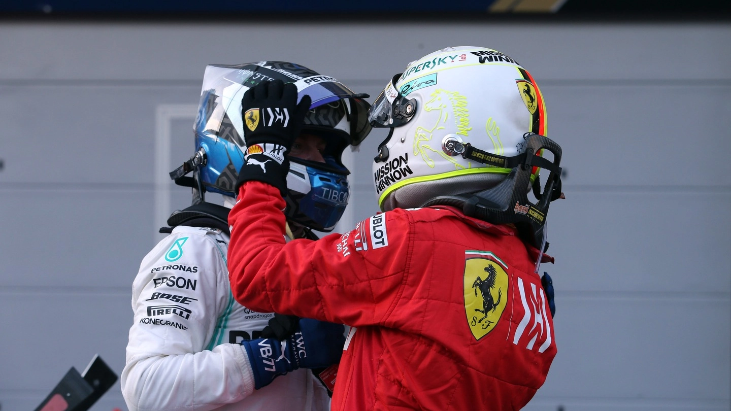 L'abbraccio Vettel-Bottas a Baku (LaPresse)